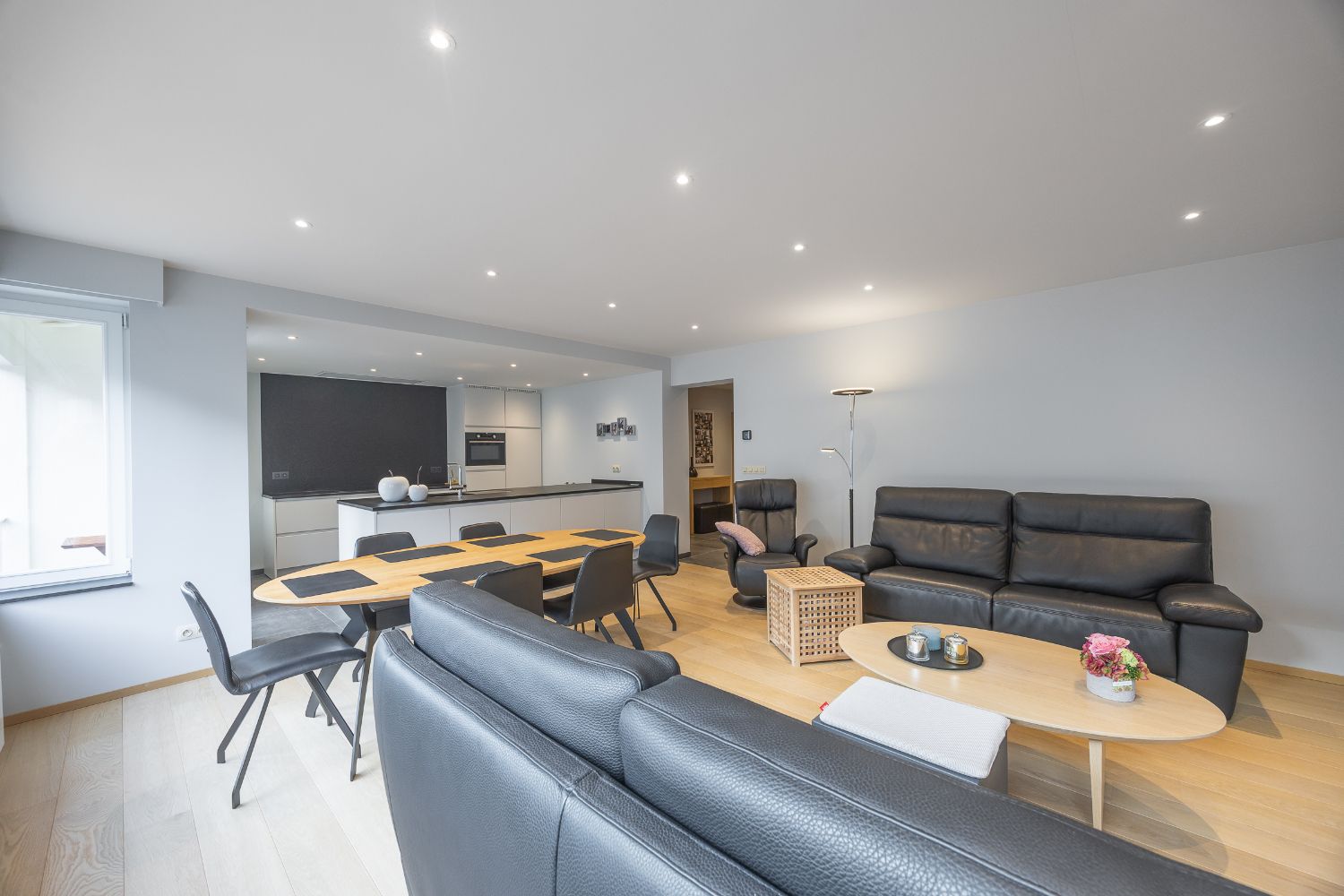 Gerenoveerd 2-slaapkamer appartement met inpandige garage in hartje Oostende foto 2