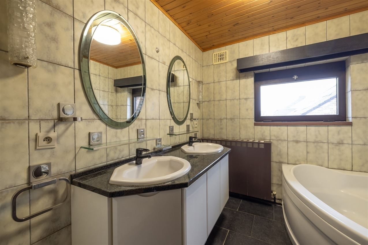 Ruim huis met praktijkruimte en 4 slaapkamers foto 24