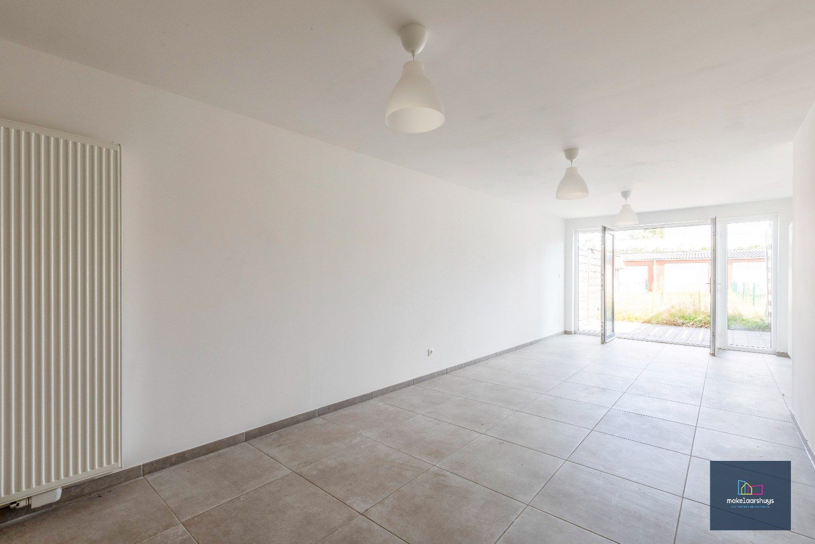 Instapklare gerenoveerde woning in rij met terras, tuin en garagebox foto 5