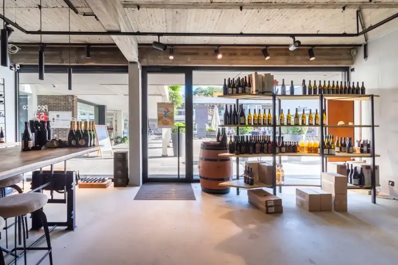 Prachtig handelspand met 2 grote etalages, gratis parking! Toplocatie Patio Donk! foto 11