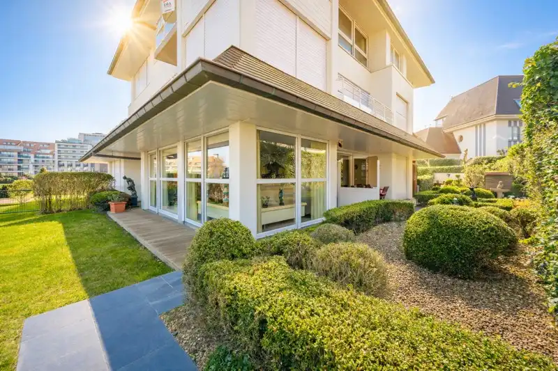 Vincimmo stelt u dit verzorgd gelijkvloers appartement met tuin voor, gelegen vlak bij het casino van Knokke. foto {{pictureIndex}}