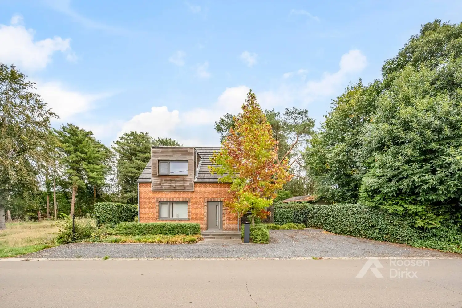 Gezinswoning met stijlvolle architectuur op wandelafstand van natuurgebied foto 2