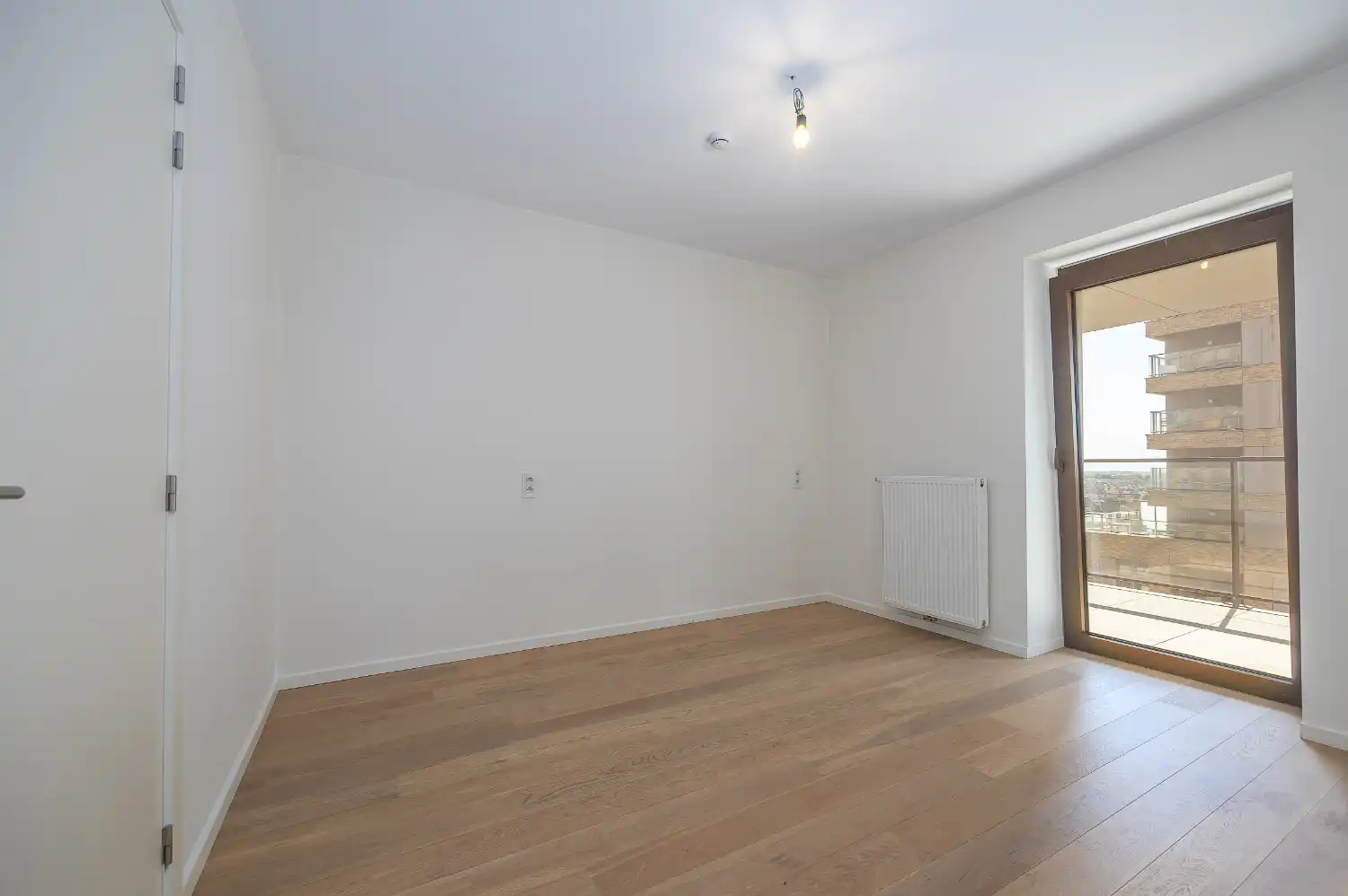 Assistentie-appartement met zijdelings zeezicht op steenworp van de zeedijk. foto 13