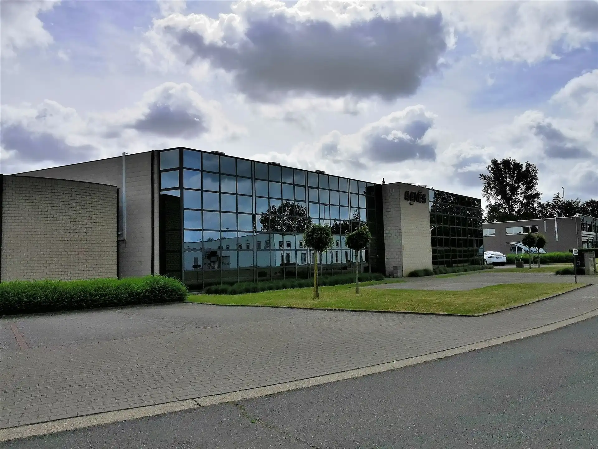 Opbrengsteigendom bestaande uit verhuurde kantoren en opslag foto 2