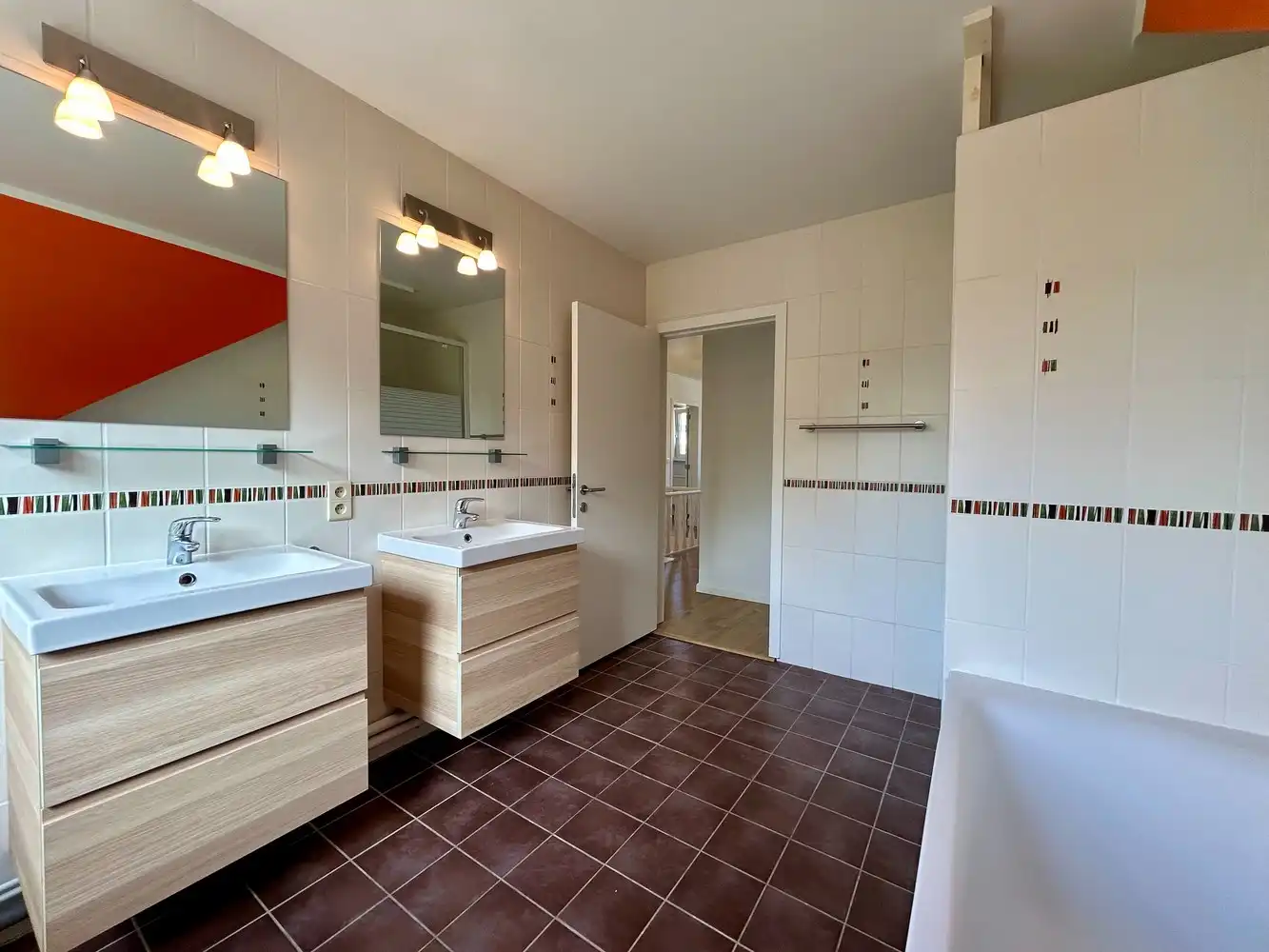 Instapklare halfopen woning op toplocatie in de gegeerde Spaanse Kroonwijk foto 15