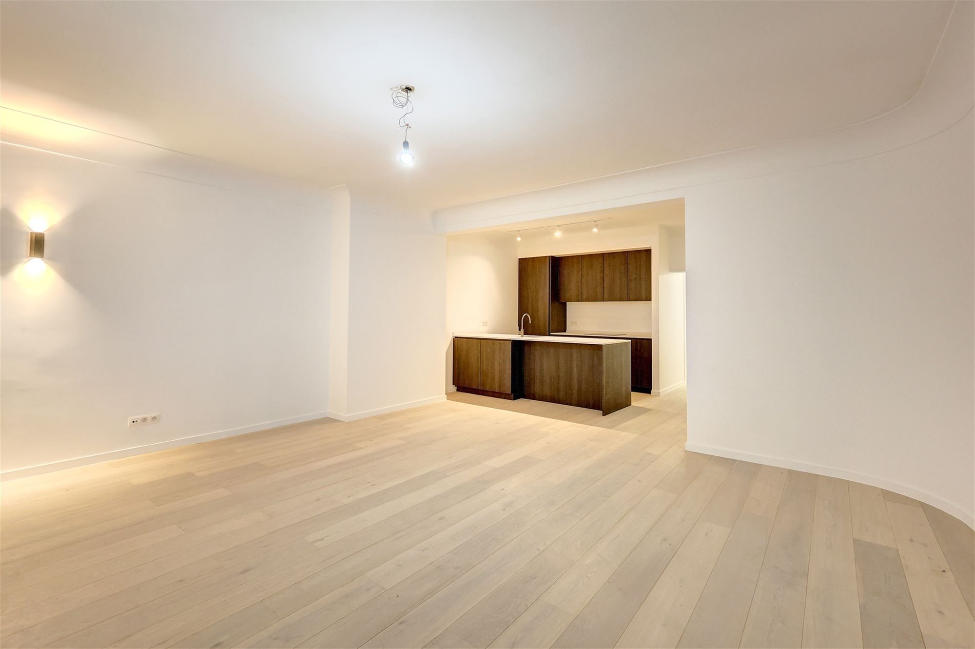 Gerenoveerd gelijkvloers appartement met tuin 2-3 slpks, 2 bdks in Markgravewijk foto {{pictureIndex}}