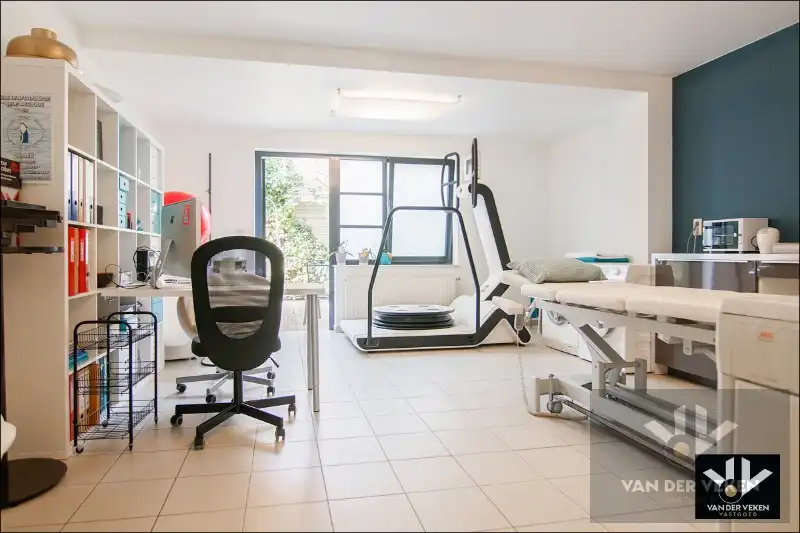 Energiezuinige, instapklare en ruime praktijkwoning met ideale ligging, tal van mogelijkheden en dubbele garage foto 4