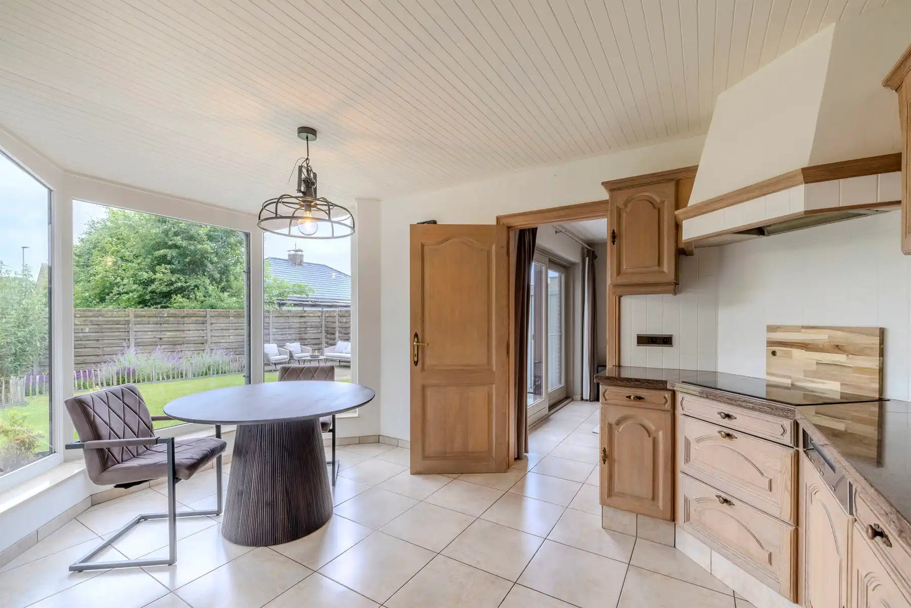 Ruime gezinswoning met garage en tuin op 557m2 grond foto 7