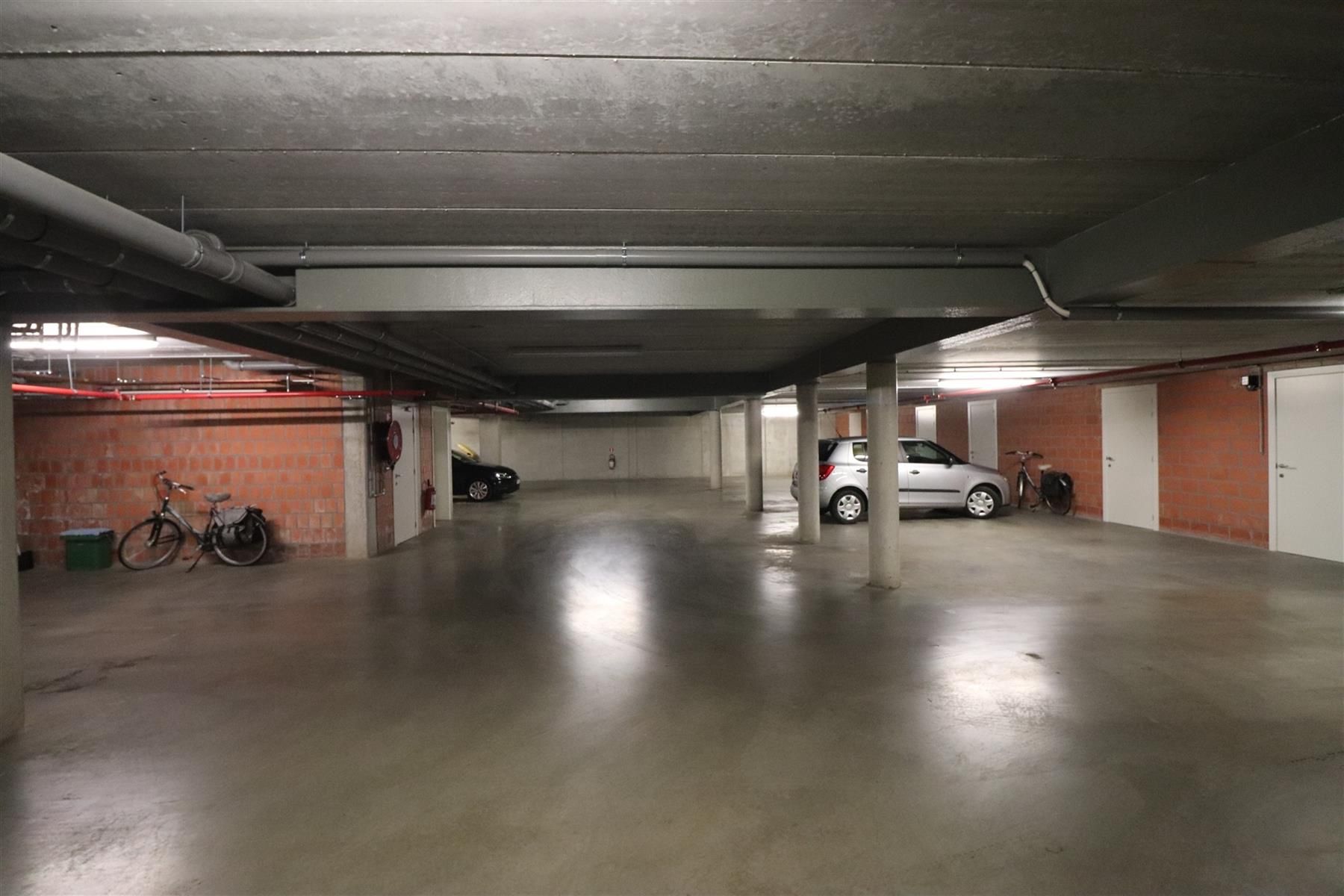 Een ruim 2-slaapkamerappartement met 2 terrassen, autostaanplaats met kelderberging. foto 21