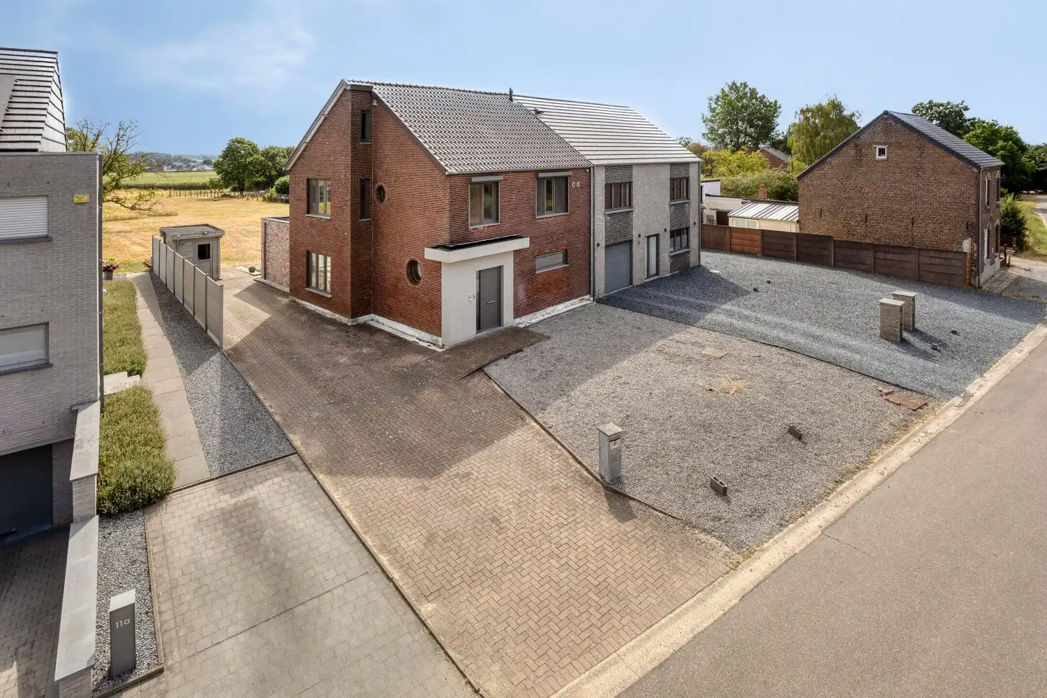 Ruime gerenoveerde gezinswoning met 3 slaapkamers op een uitzonderlijk perceel foto 3