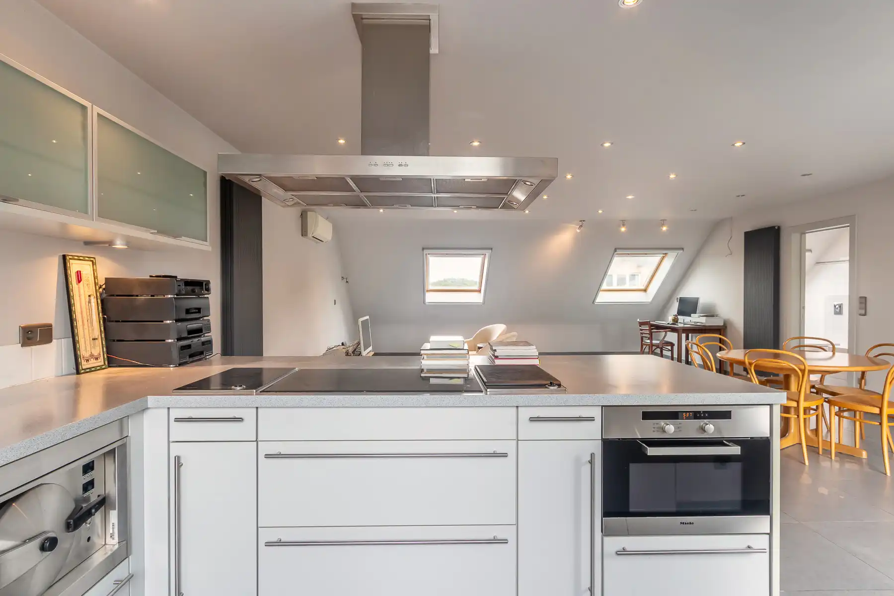 Ruim, triplex appartement met 1 slaapkamer vlakbij centrum foto 13