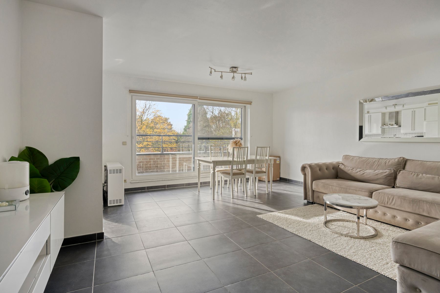 Ruim appartement met 2 slaapkamers, terras en parking  foto {{pictureIndex}}