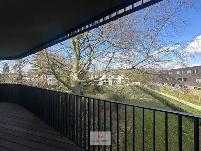 Modern appartement met staanplaats in groene parktuin foto 17