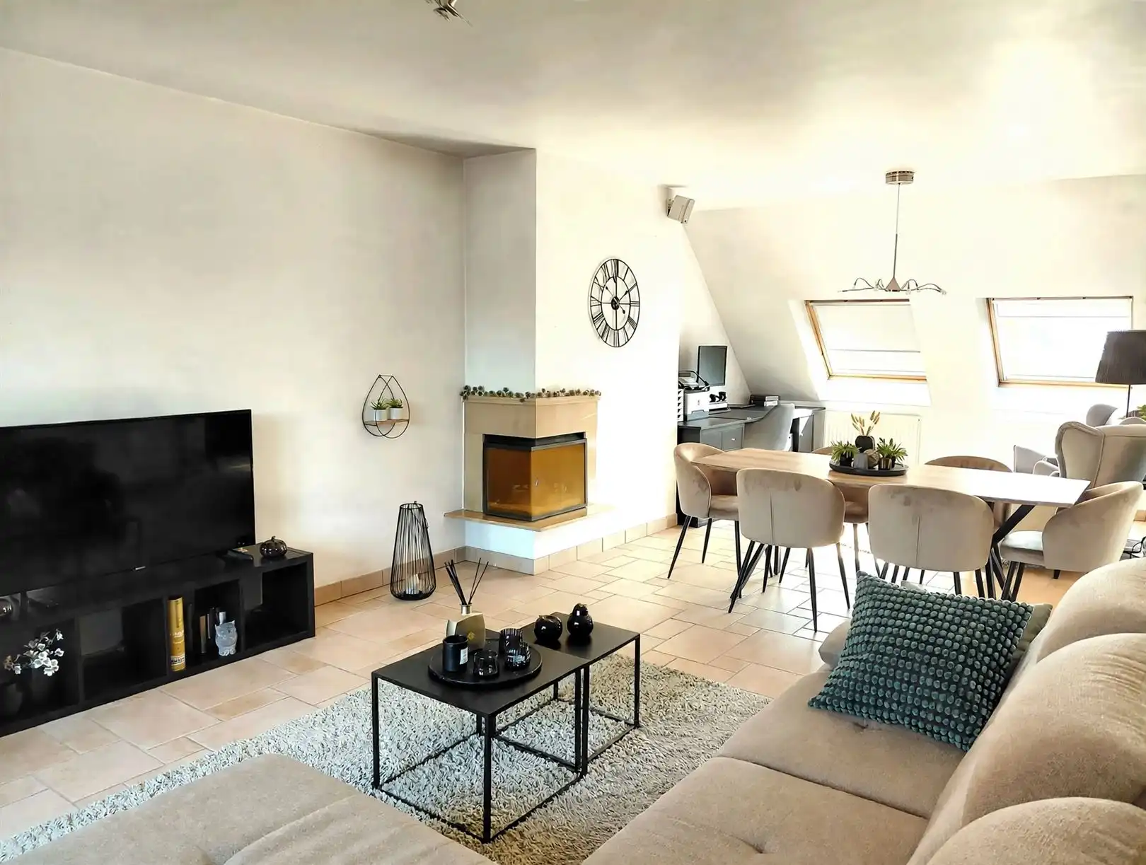 TE HUUR: Ruim appartement met 2 slaapkamers en 2 terrassen te Heusden-Zolder! foto 2