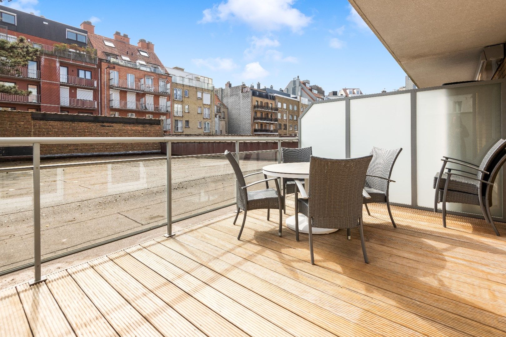 Aangenaam appartement gelegen op de Van Bunnenlaan vlakbij het strand. Ruime, inpandige parking te koop foto {{pictureIndex}}
