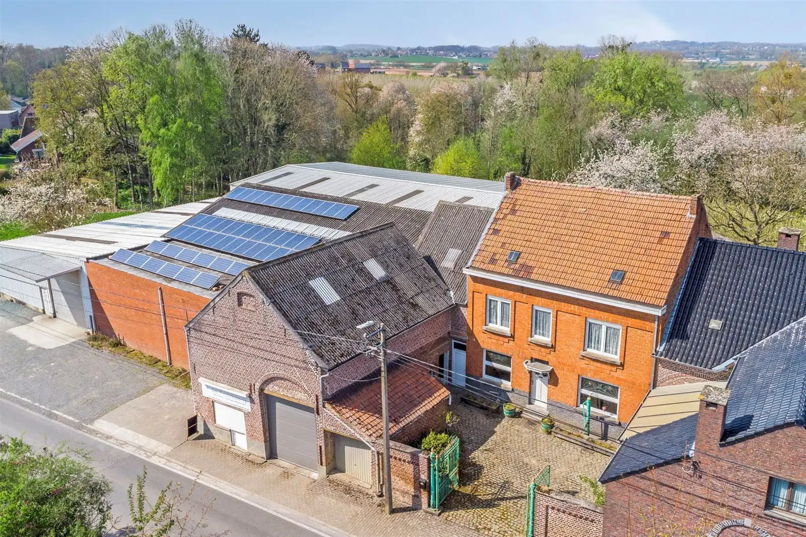 Statige te renoveren woning met schuur en tuin foto 16