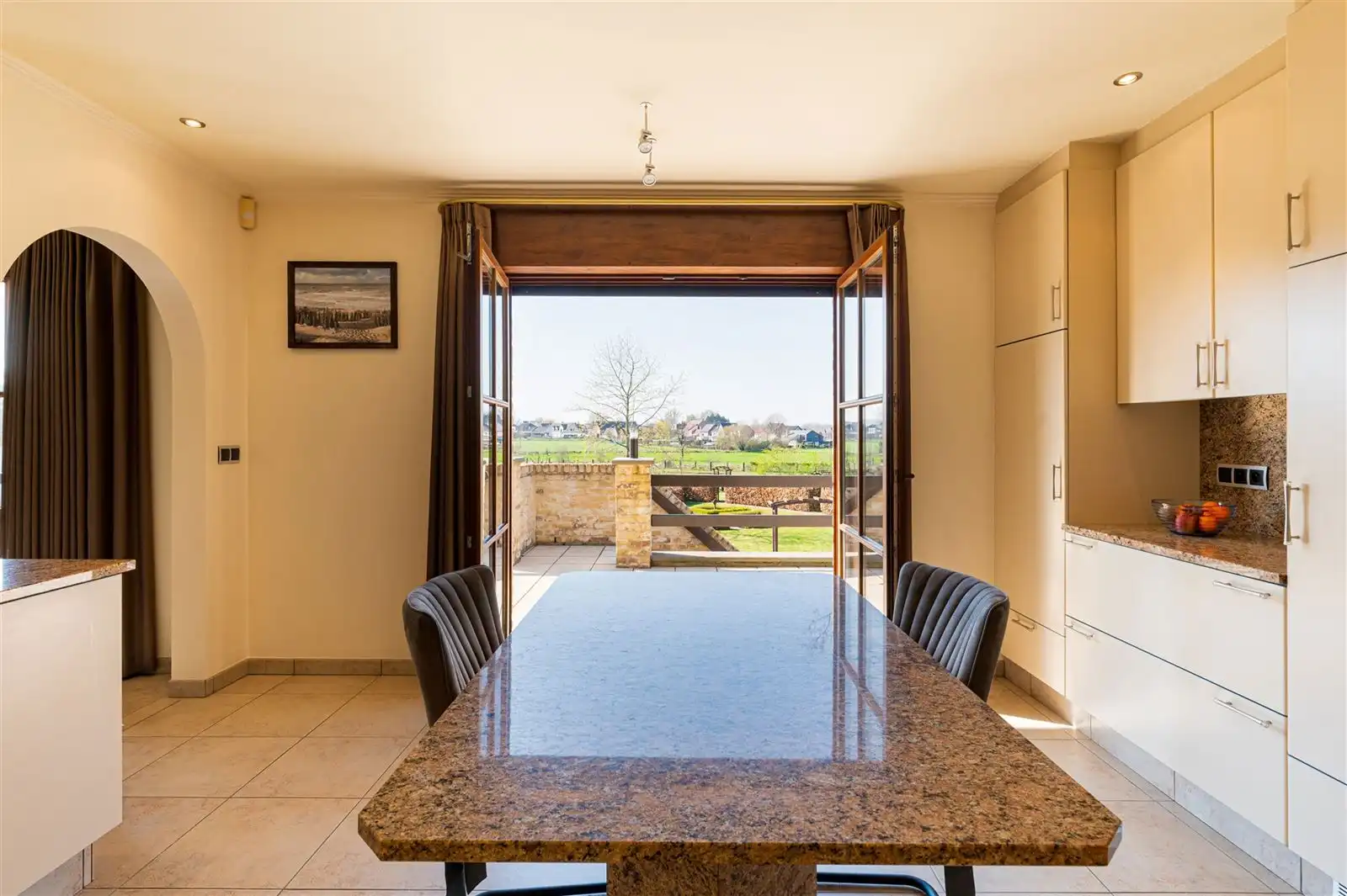 Ruime lichtrijke villa met tuin op 15are50 foto 9