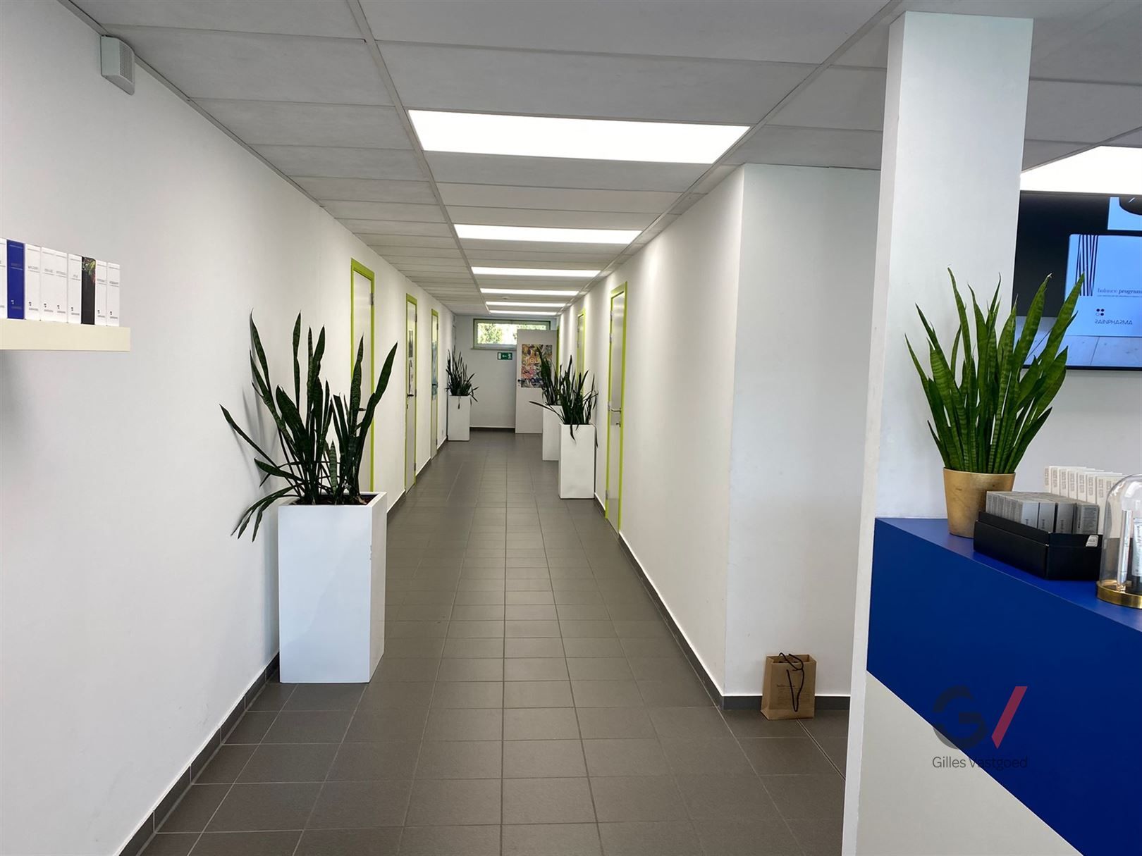 Commerciële winkelruimte te huur foto 4