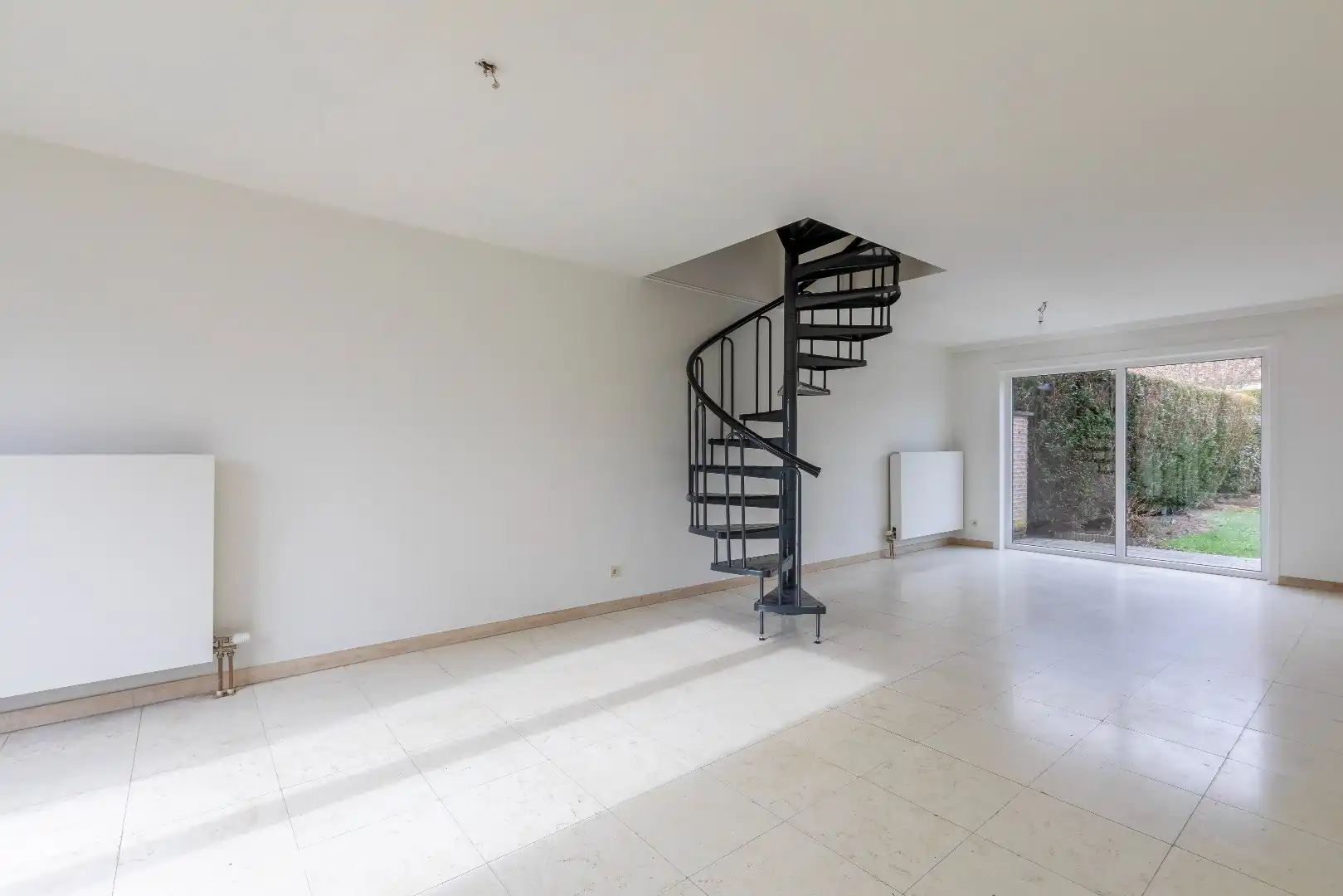 Gunstig gelegen instapklare woning in rij met garage en toffe tuin foto 5