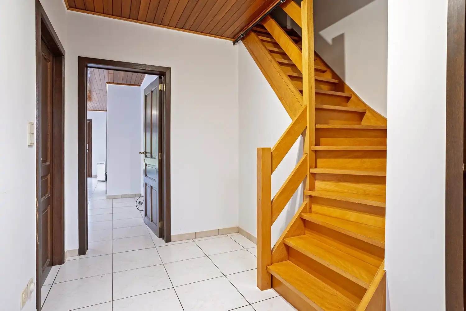 Ruime halfopen gezinswoning met 4 slaapkamers, garage en tuin gelegen in een residentiële straat te Drongen foto 14