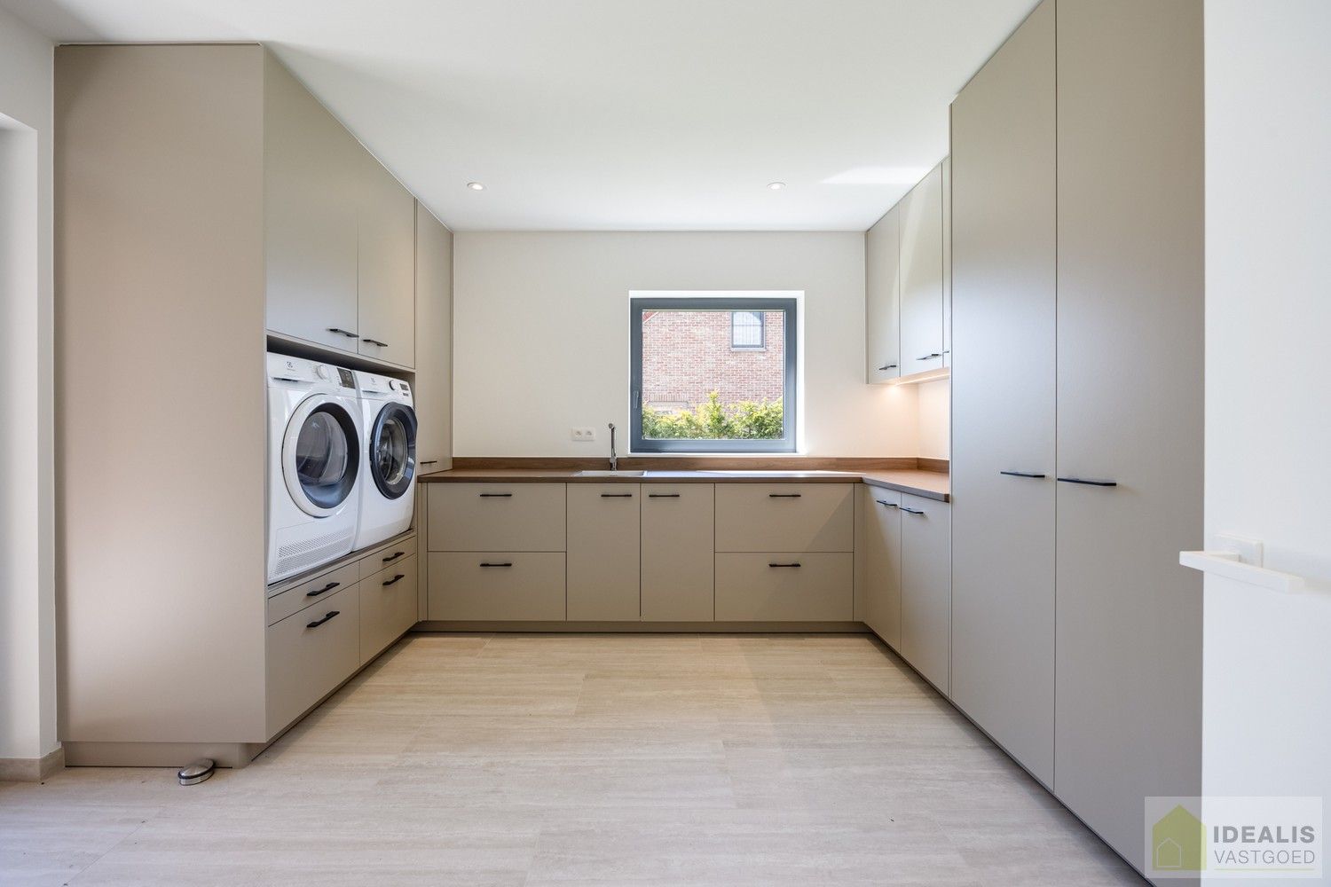 IDEALIS VASTGOED – Schitterend volledig vernieuwde woning (+- 220m²) met een heerlijke open leefruimte, 3 ruime slaapkamers, luxueuze badkamer, ruime wasplaats op een fijn zuid georiënteerd perceel! Dit heerlijke huis bevindt zich op een knap perceel van 8a 69ca in een heerlijk rustige en groene omgeving! - EEN MUST VISIT! - foto 12
