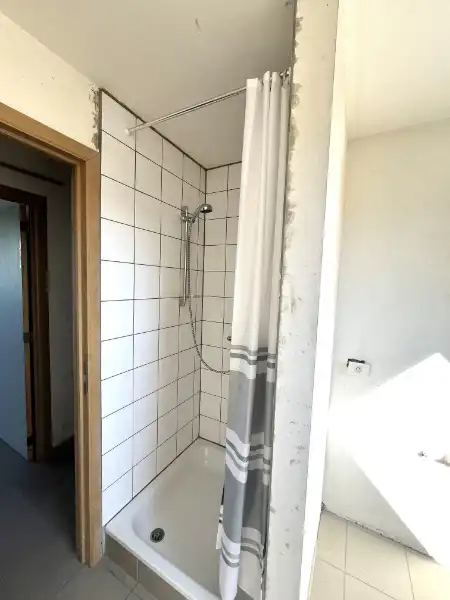 Woning met slaapkamer en badkamer gelijkvloers foto 19
