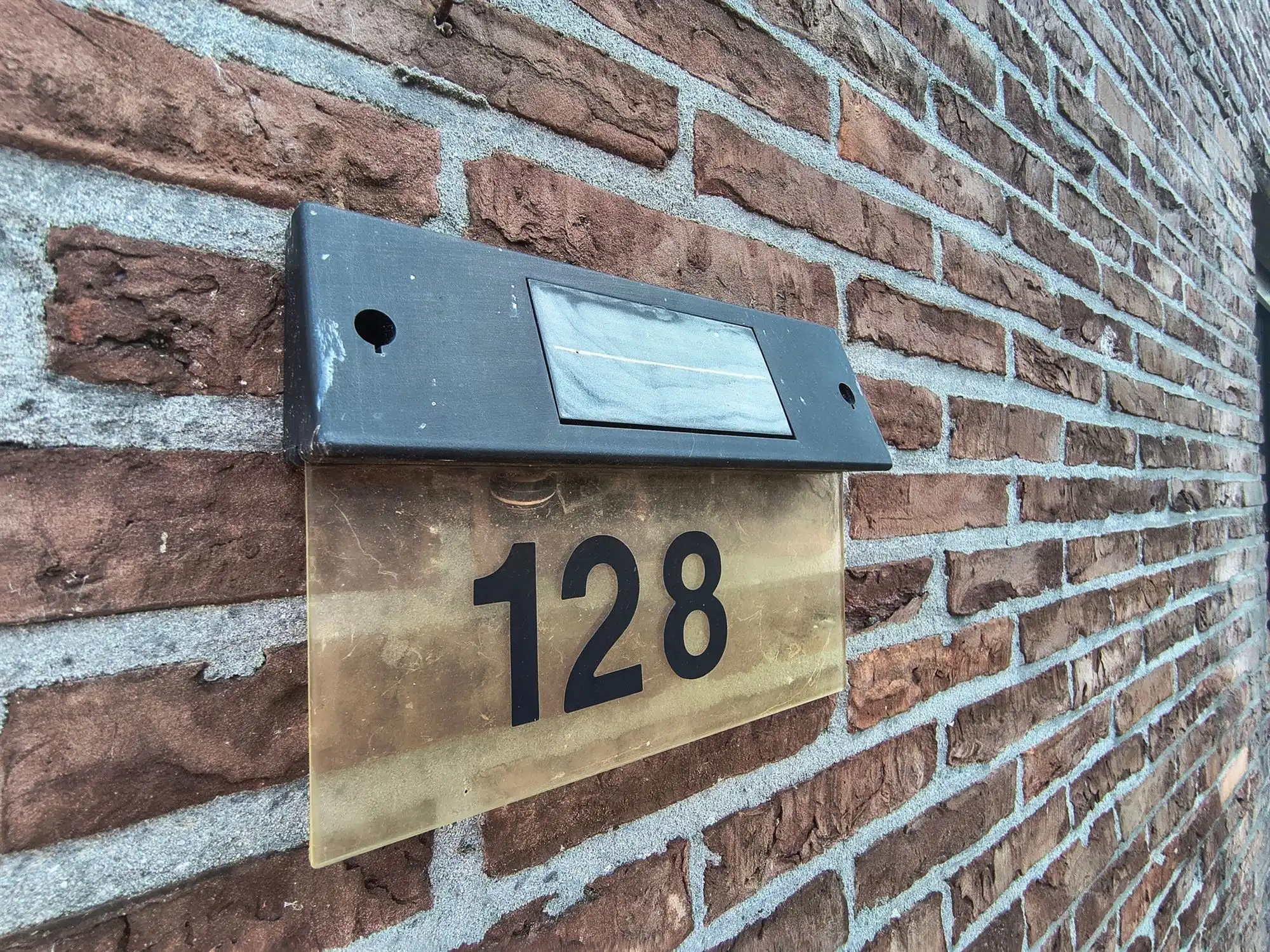 woonhuis -totaal gerenoveerd- met 2 slaapkamers, oprit en garage foto 3
