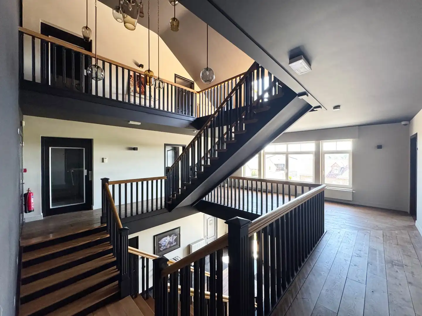 Unieke en ruime villa met 8 slaapkamers, lift, zonnepanelen en 10 parkeerplaatsen op riant perceel van 2.313 m² foto 14