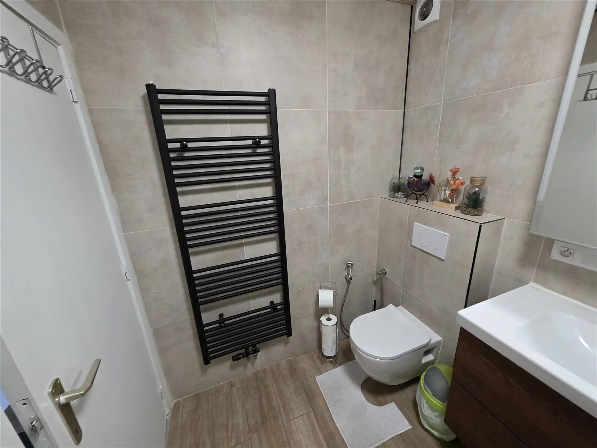 Instapklaar 2-slaapkamer appartement met terras en garage foto 11