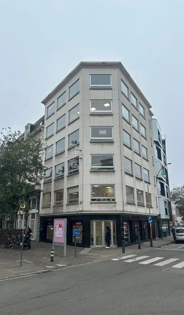 Ingedeeld en lichtrijk kantoor te huur in hartje Gent foto 13