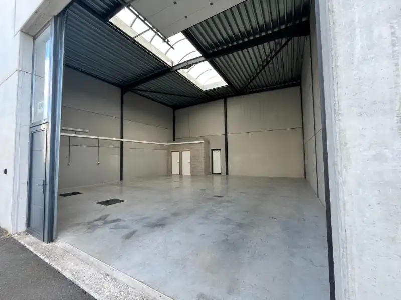 Praktische loods van 132 m² met 2 parkeerplaatsen in Rumbeke foto 8