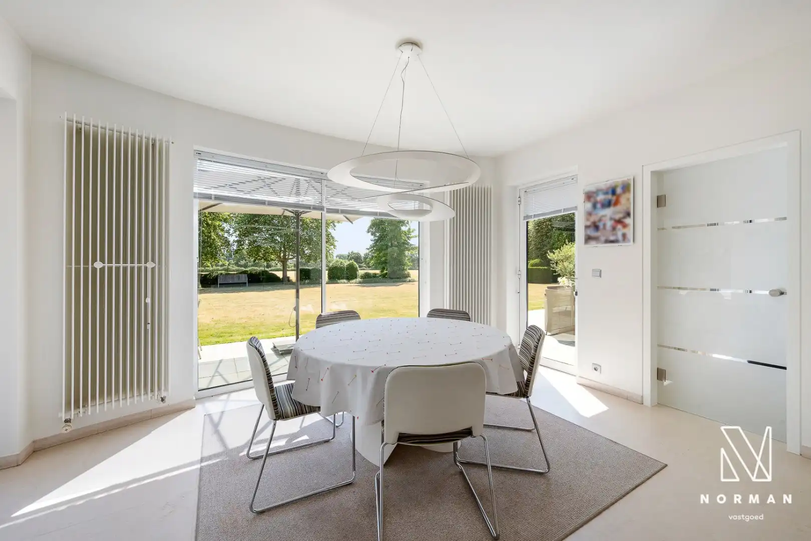 Unieke eigendom op veel grond met 4 kamers, 2 badkamers, dubbele garage, landelijk verzicht,... foto 11
