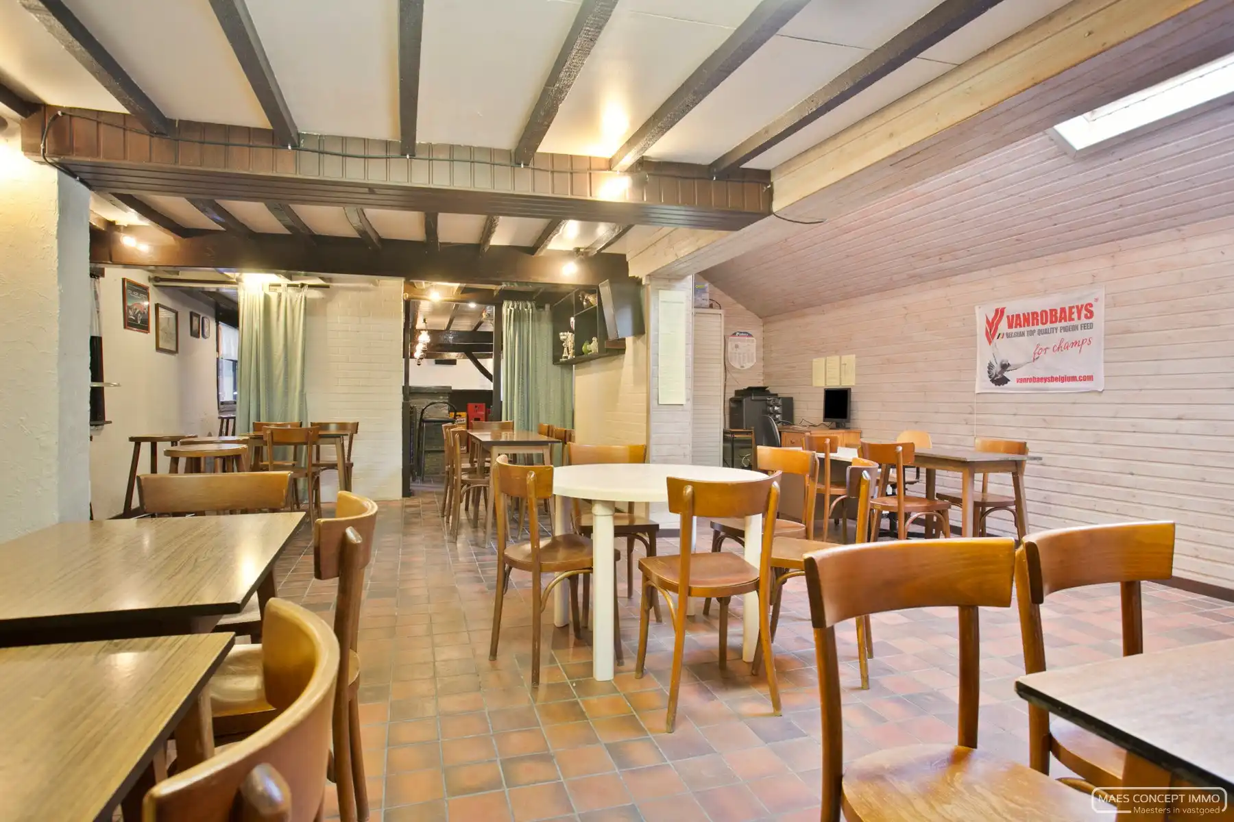 Café en voetbalveld te koop in het landelijke Wortegem foto 16