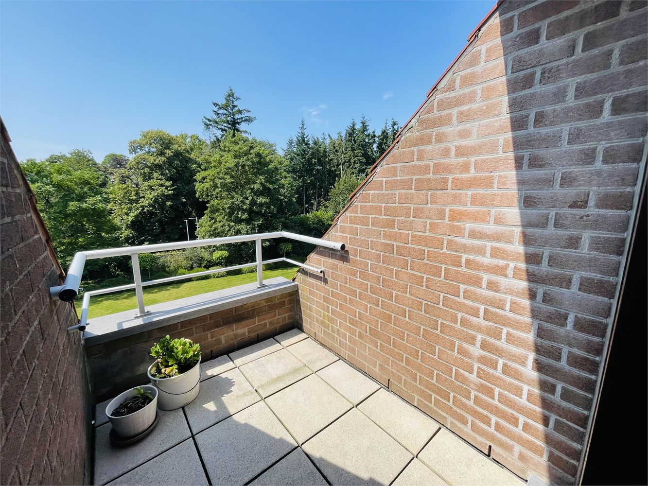 Sint-Michiels, rustige ligging Heel mooi ENERGIEZUINIG lichtrijk appartement met 1 slpk, 2 zonneterrassen en mogelijkheid om  garagebox bij te kopen foto 8