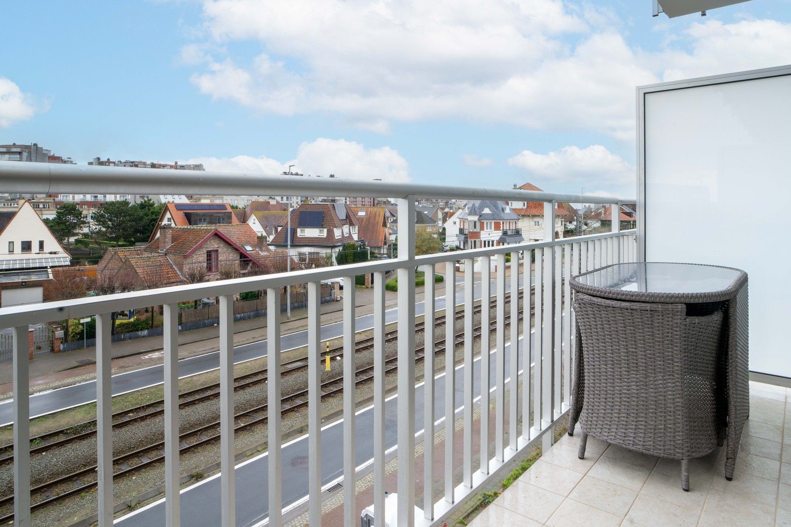 Lichtrijk hoekappartement met ruim terras vlakbij de zee! foto 10