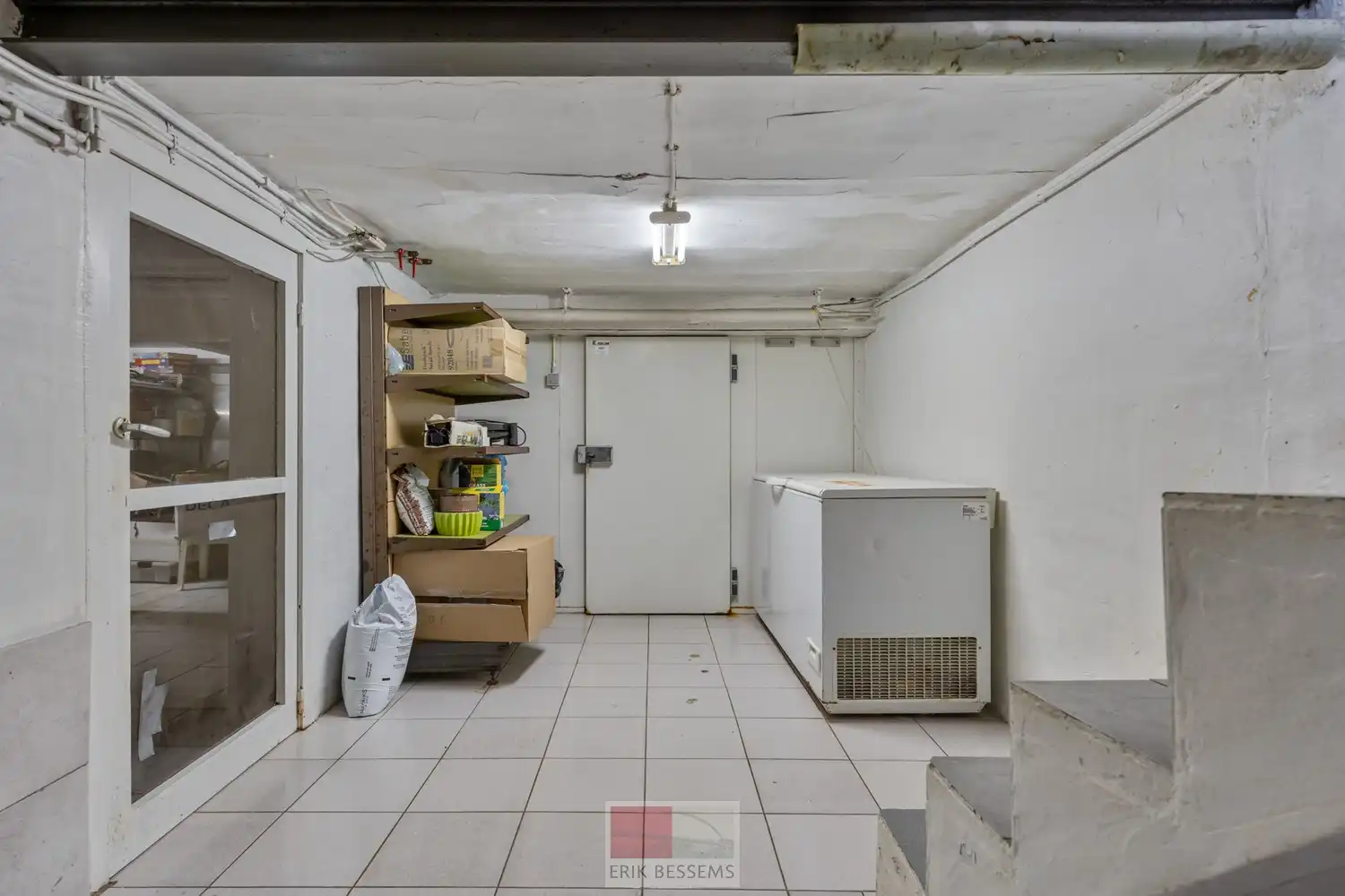 Charmante, op te frissen woning met 4 slaapkamers en inpandige garage. foto 29