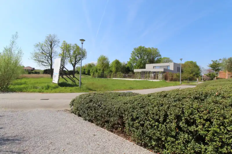 Ruim perceel voor villabouw in residentiële wijk nabij het Sterrebos te Rumbeke foto 4