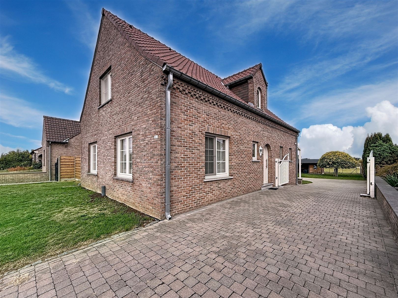 Mooie instapklare woning, 3 slpks, garage, tuin, 9a 18ca foto {{pictureIndex}}