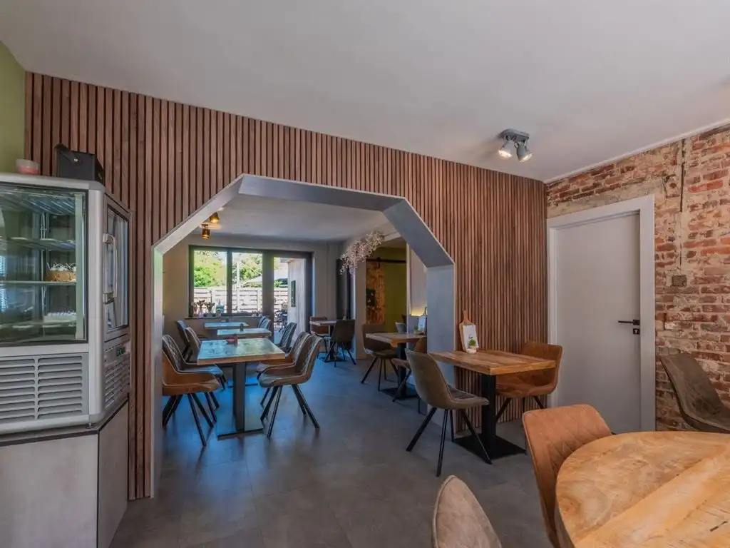 Charmante woning in gesloten bebouwing met ruim terras, tuin en bijhorende carport, volledig onderkelderd met inpandige garage, in het centrum foto 9