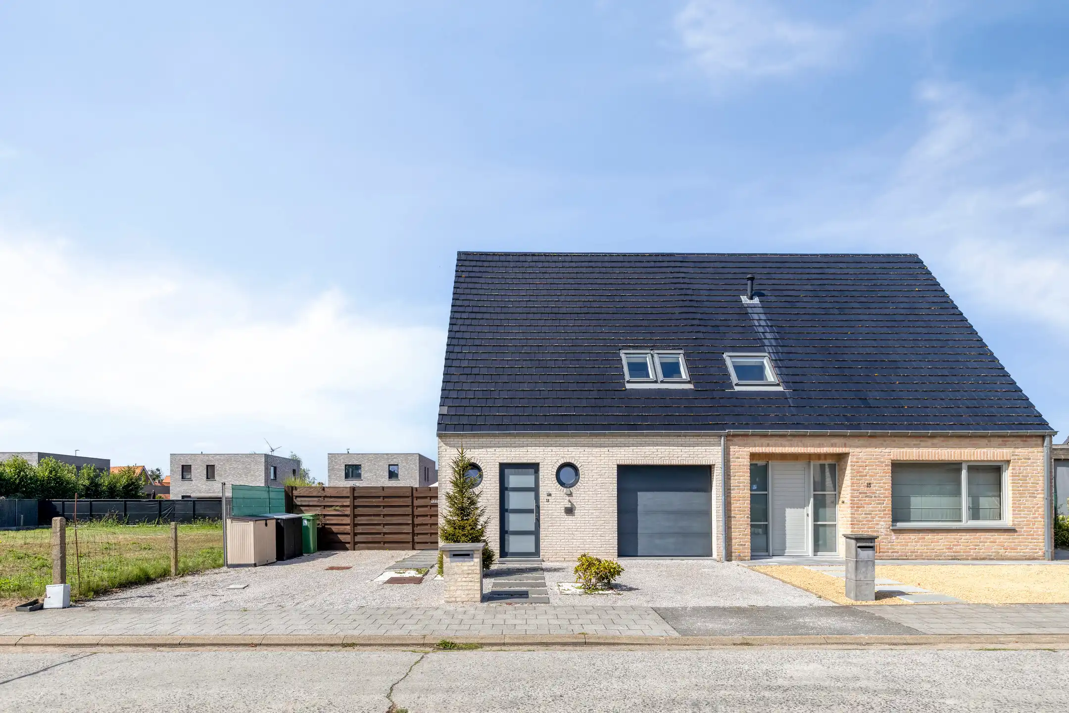 Instapklare halfopen woning met 3 à 4 slaapkamers foto 2