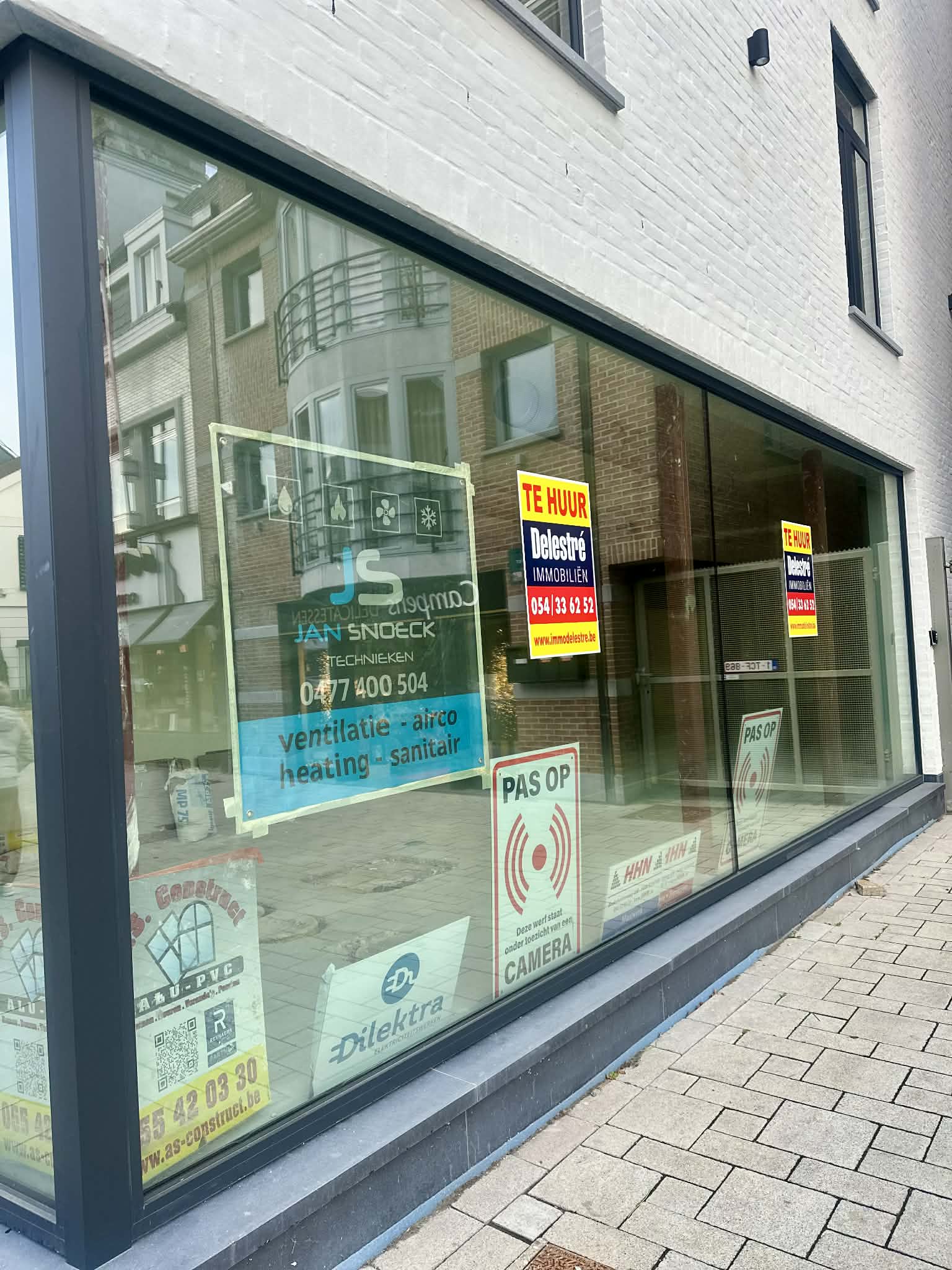 GLOEDNIEUWE winkel- of kantoorruimte in hartje Ninove foto 4
