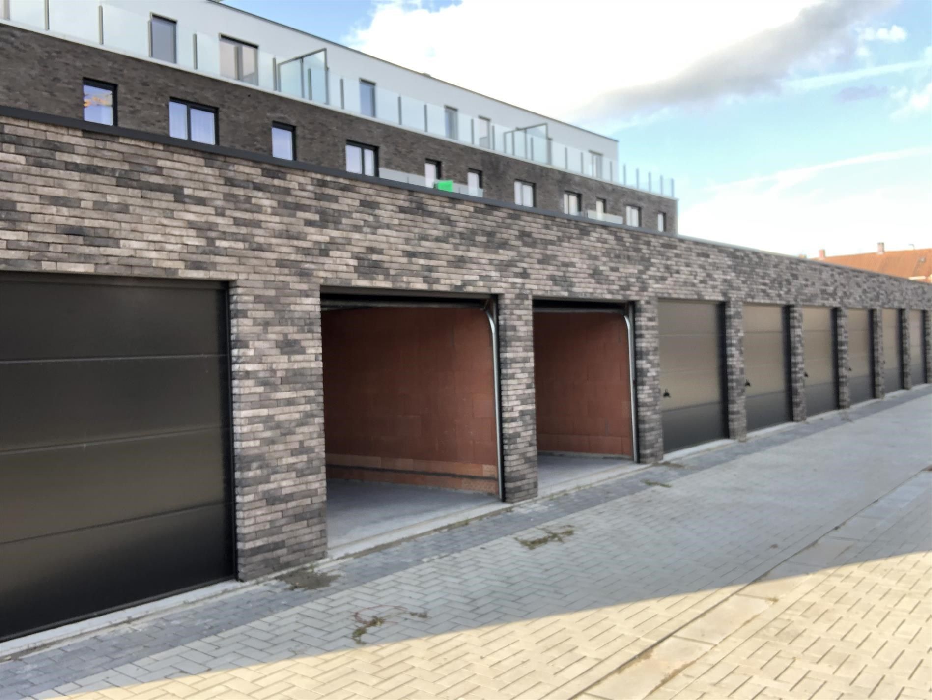 Splinternieuwe garagebox te huur foto {{pictureIndex}}