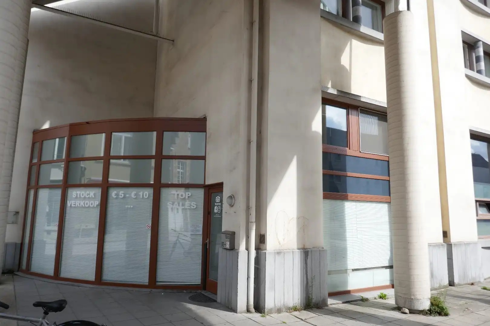 Investeringspand met winkel en burelen/woonst op toeristische locatie in de Katelijnestraat te Brugge. foto {{pictureIndex}}