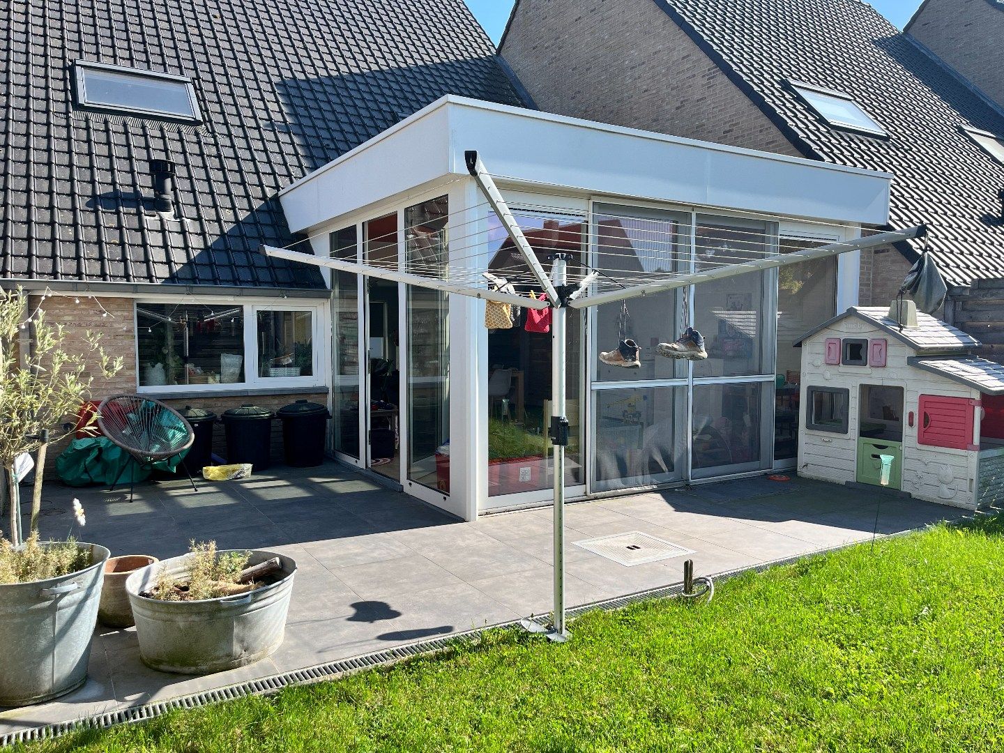 Centraal gelegen, lichtrijke woning met drie slaapkamers en garage foto 14