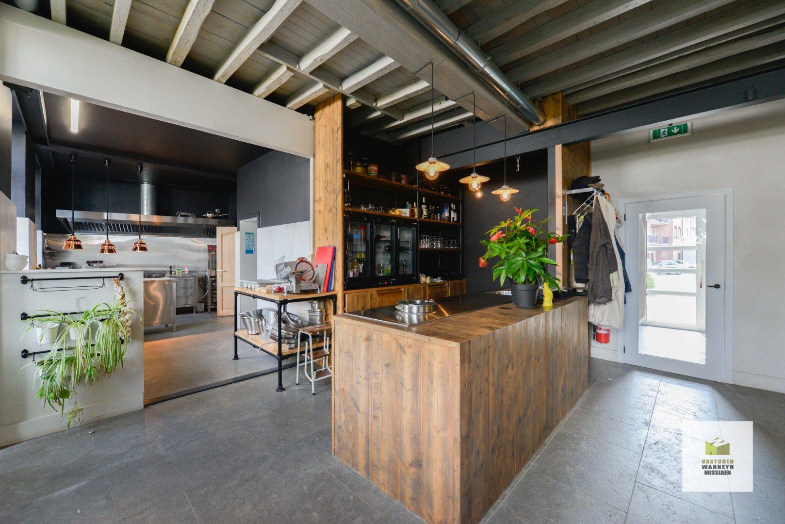Gerenoveerde handelszaak met ruime woning en gezellige stadstuin te centrum Roeselare foto 13