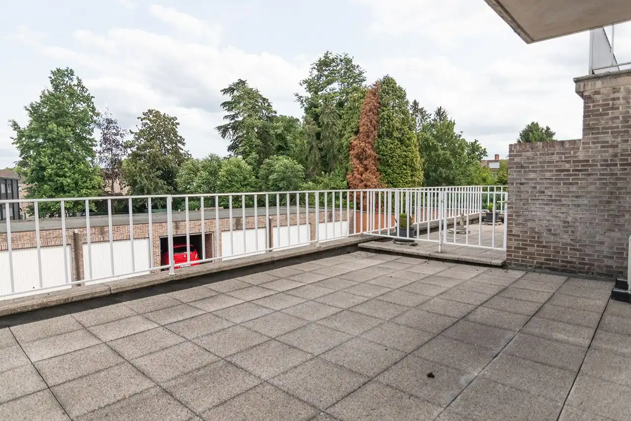 licht 2 slk app met groot terras en garagebox foto 10