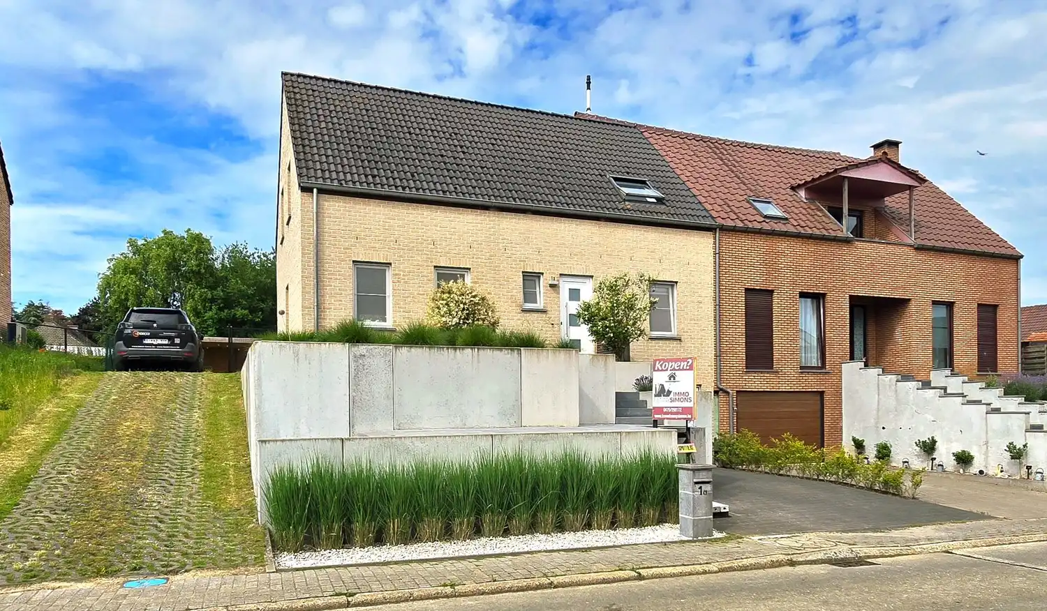 Instapklare halfopen gezinswoning met 4 slaapkamers, zonnepanelen en zonnige tuin foto 2
