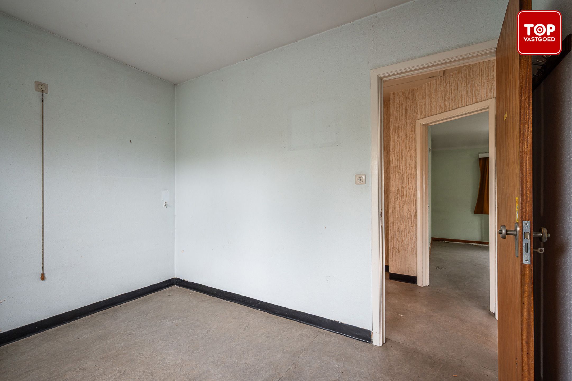 Te renoveren alleenstaande woning met 4 Slaapkamers foto 16