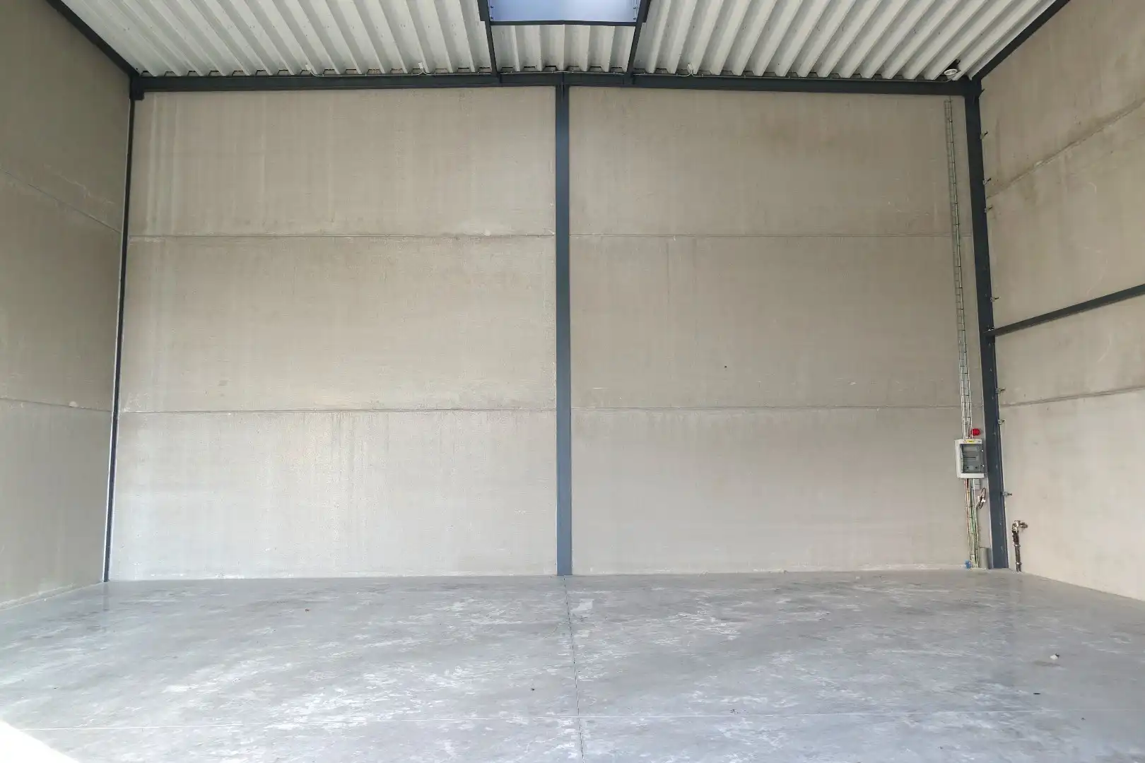 Loods te huur op uitstekende locatie. foto 2