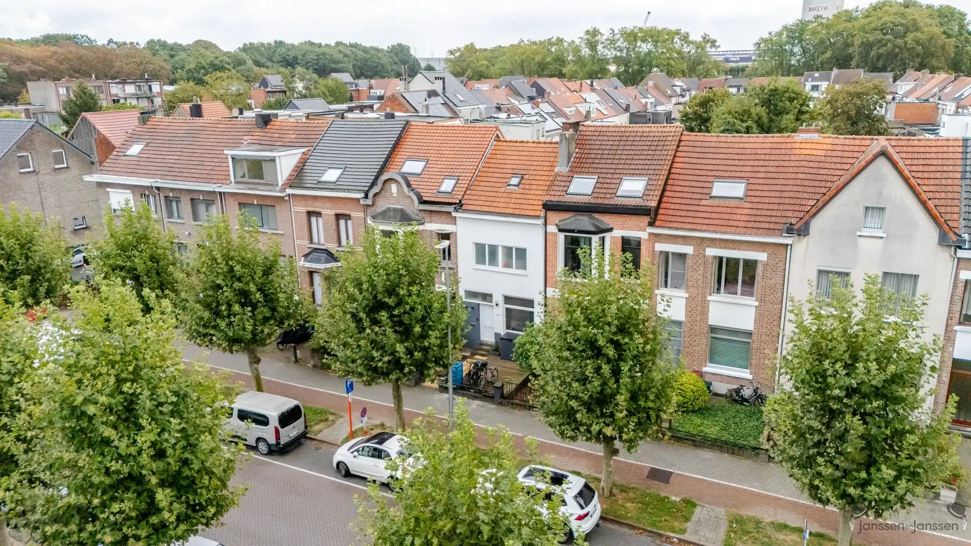Ruime gezinswoning met gezellige tuin op centrale locatie in Schoten foto 4